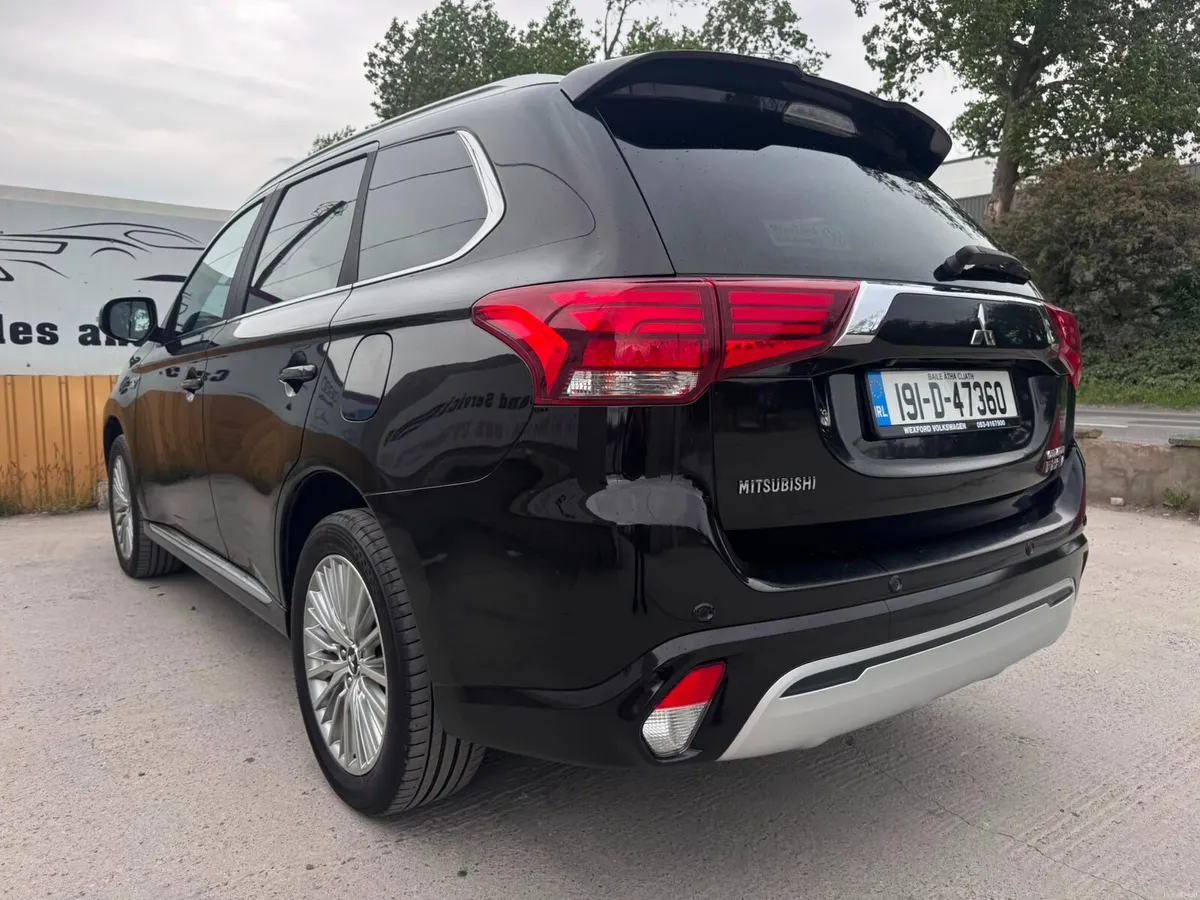 191 Mitsubishi Outlander 2.4L Plug-in EV Intense - Image 2