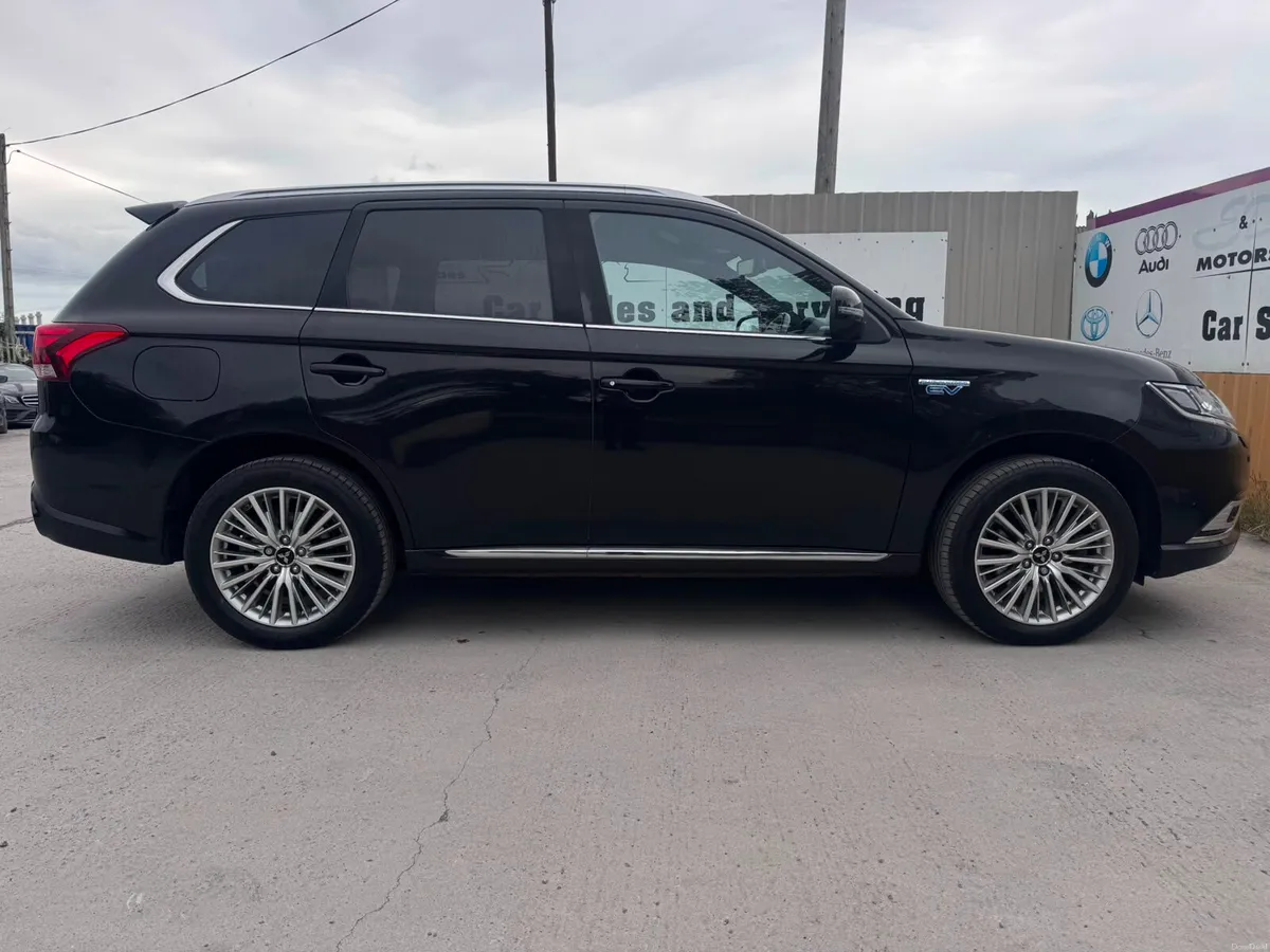 191 Mitsubishi Outlander 2.4L Plug-in EV Intense - Image 4