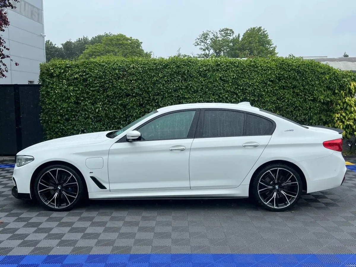 BMW 5-Series 530e M-SPORT COMPETITION 2.0 HYBRID / - Image 3