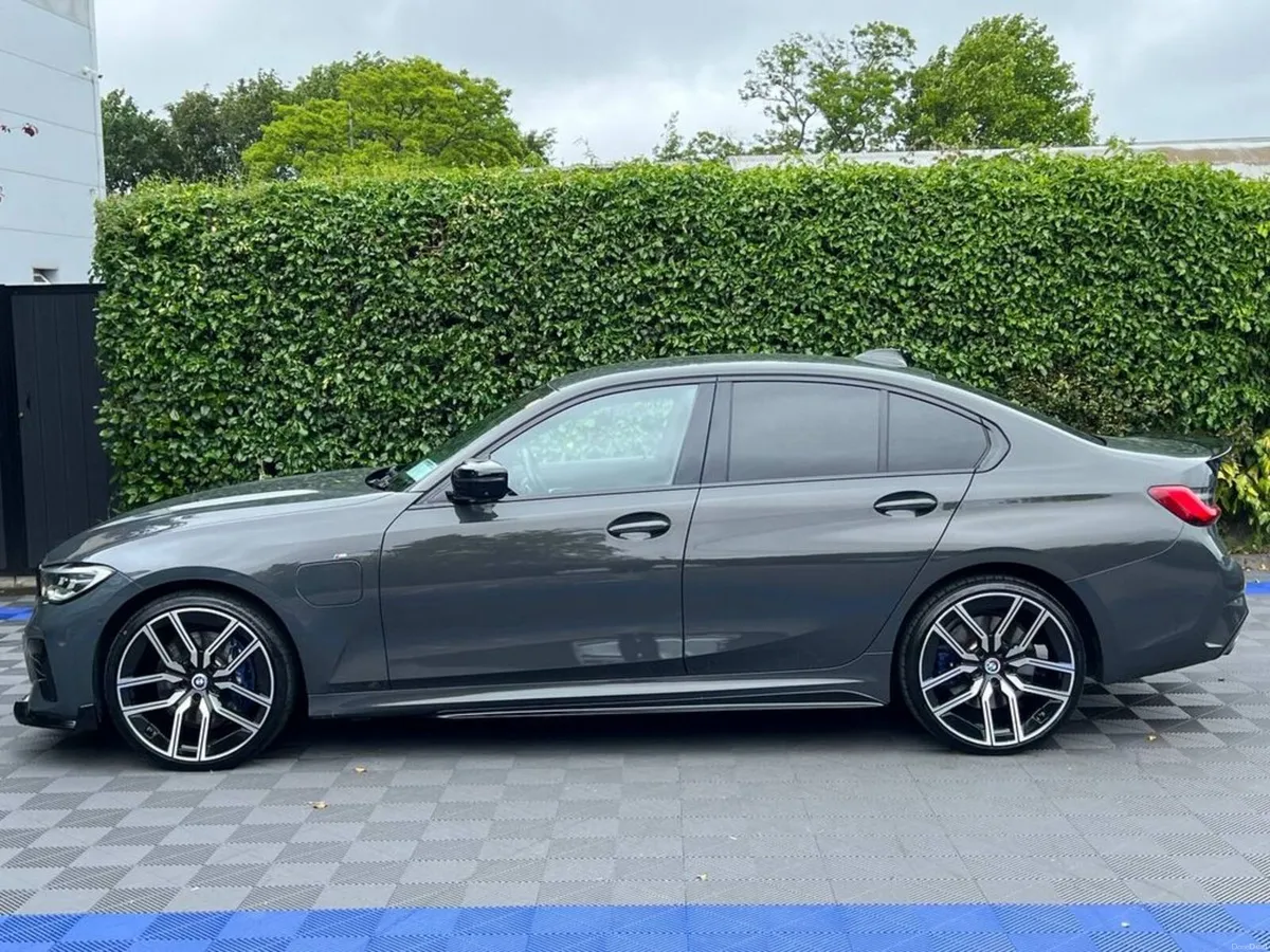 BMW 3-Series 330e M-SPORT COMPETITION 2.0 HYRBID / - Image 3
