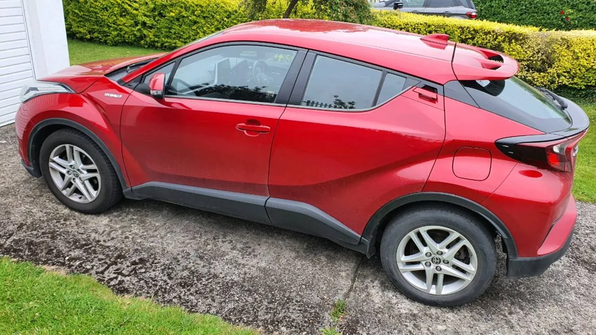 Toyota C-HR Luna 1.8l Petrol Hibryd  NCT 2028 - Image 3