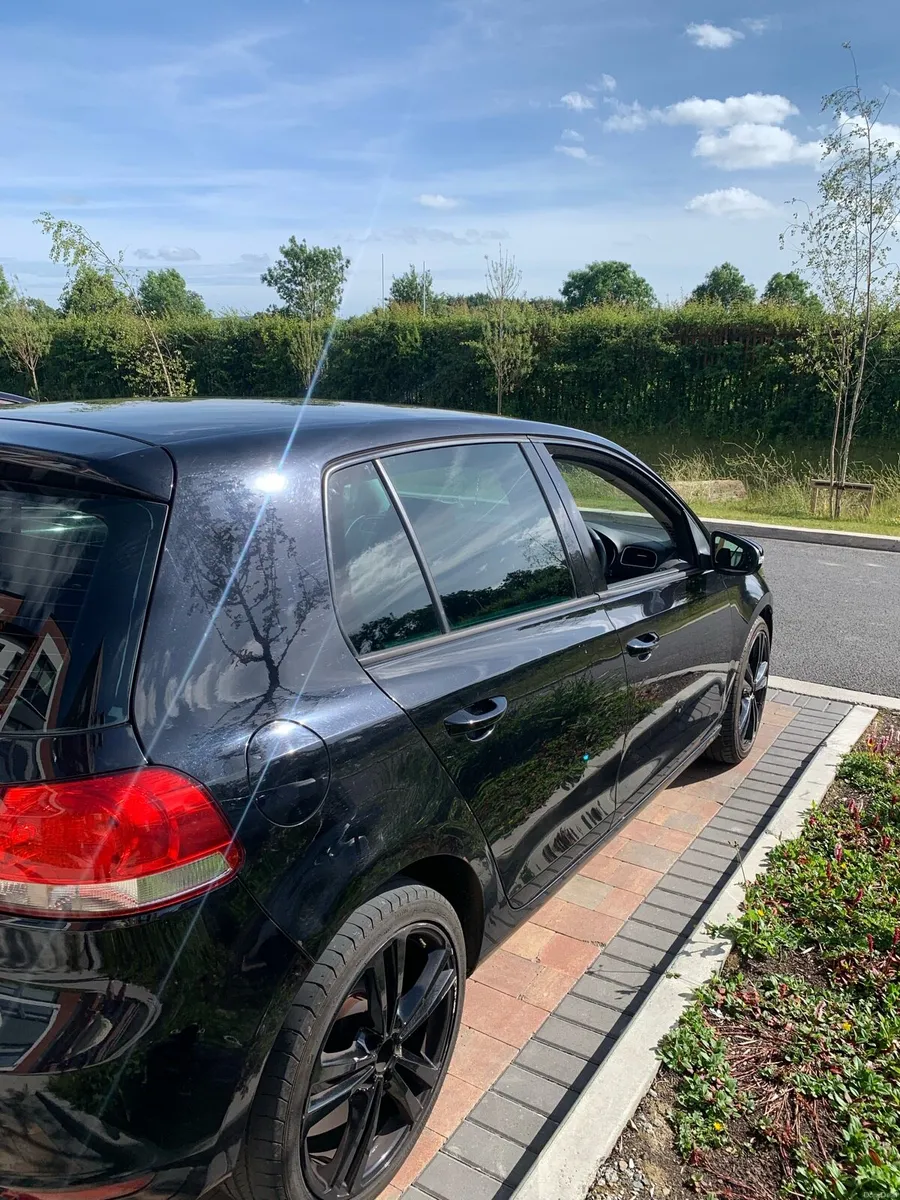 2009 Volkswagen Golf - Image 2