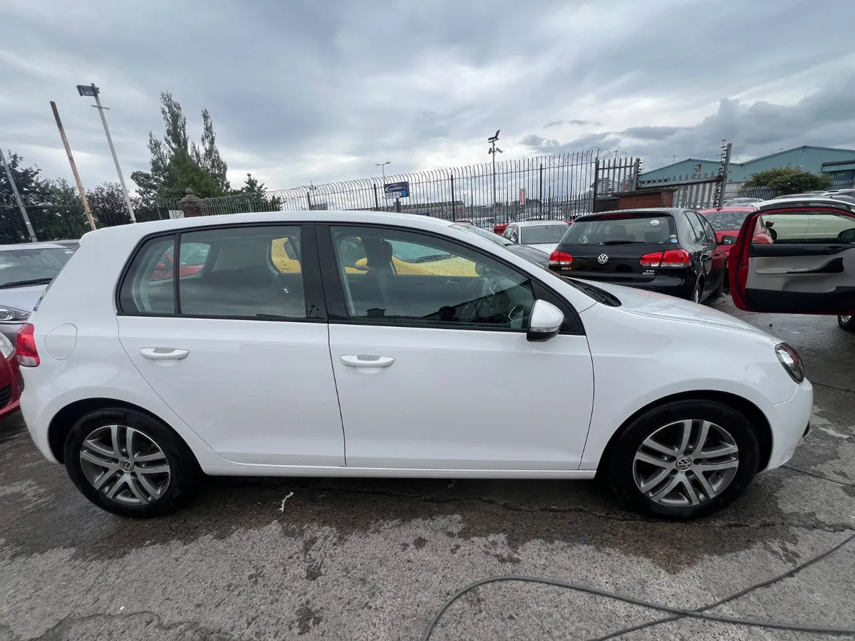 Volkswagen Golf 2010 Automatic/ only 44936km. - Image 5