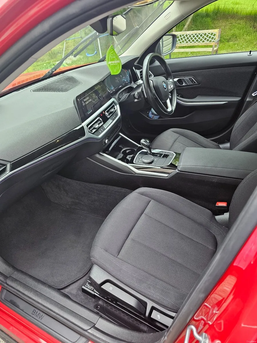 BMW 3-Series 2019 - Image 4