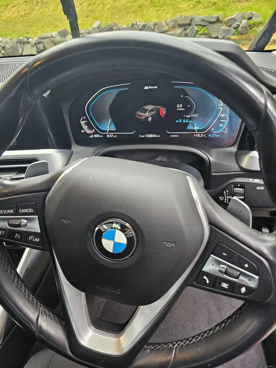 BMW 3-Series 2019 - Image 2