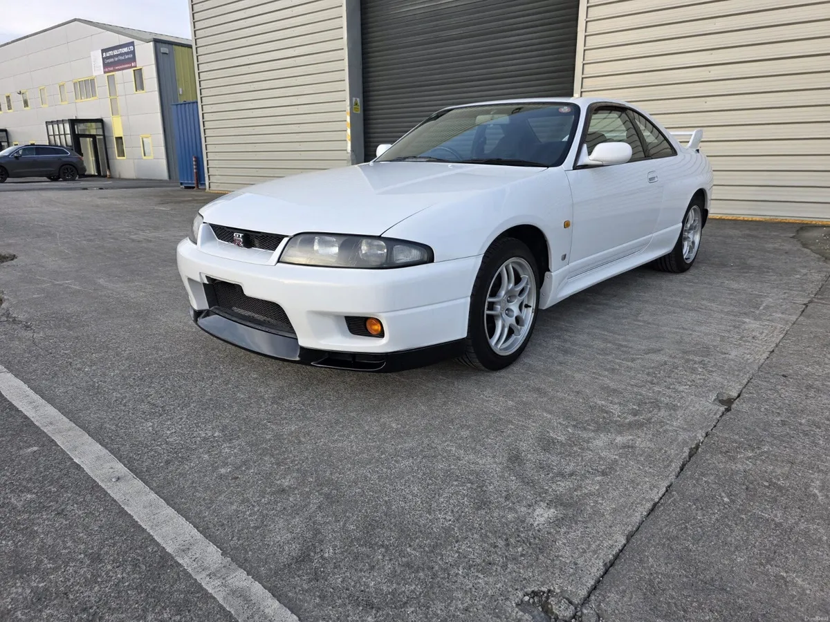 1995 Nissan Skyline GT-R - Image 2