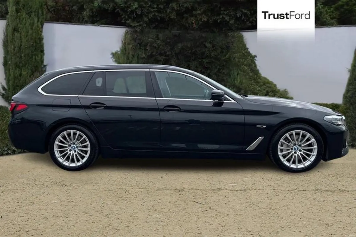 BMW 5-Series SE Touring - Image 3