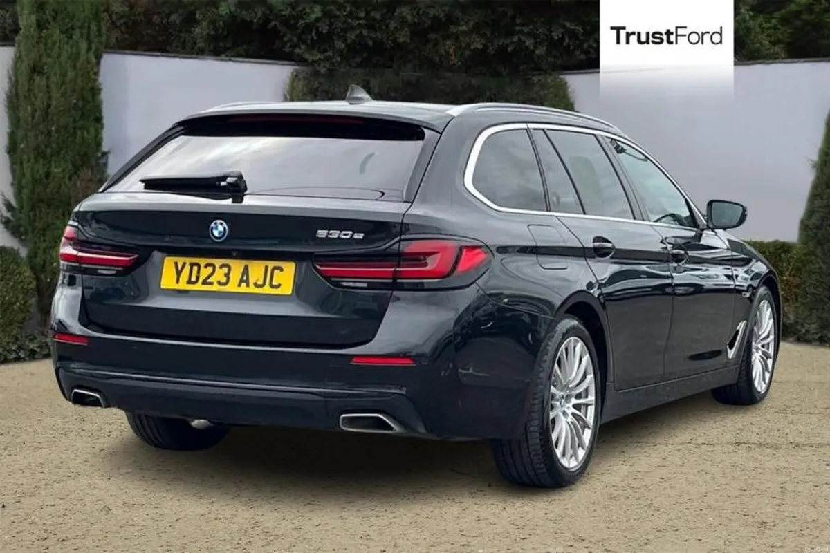 BMW 5-Series SE Touring - Image 4