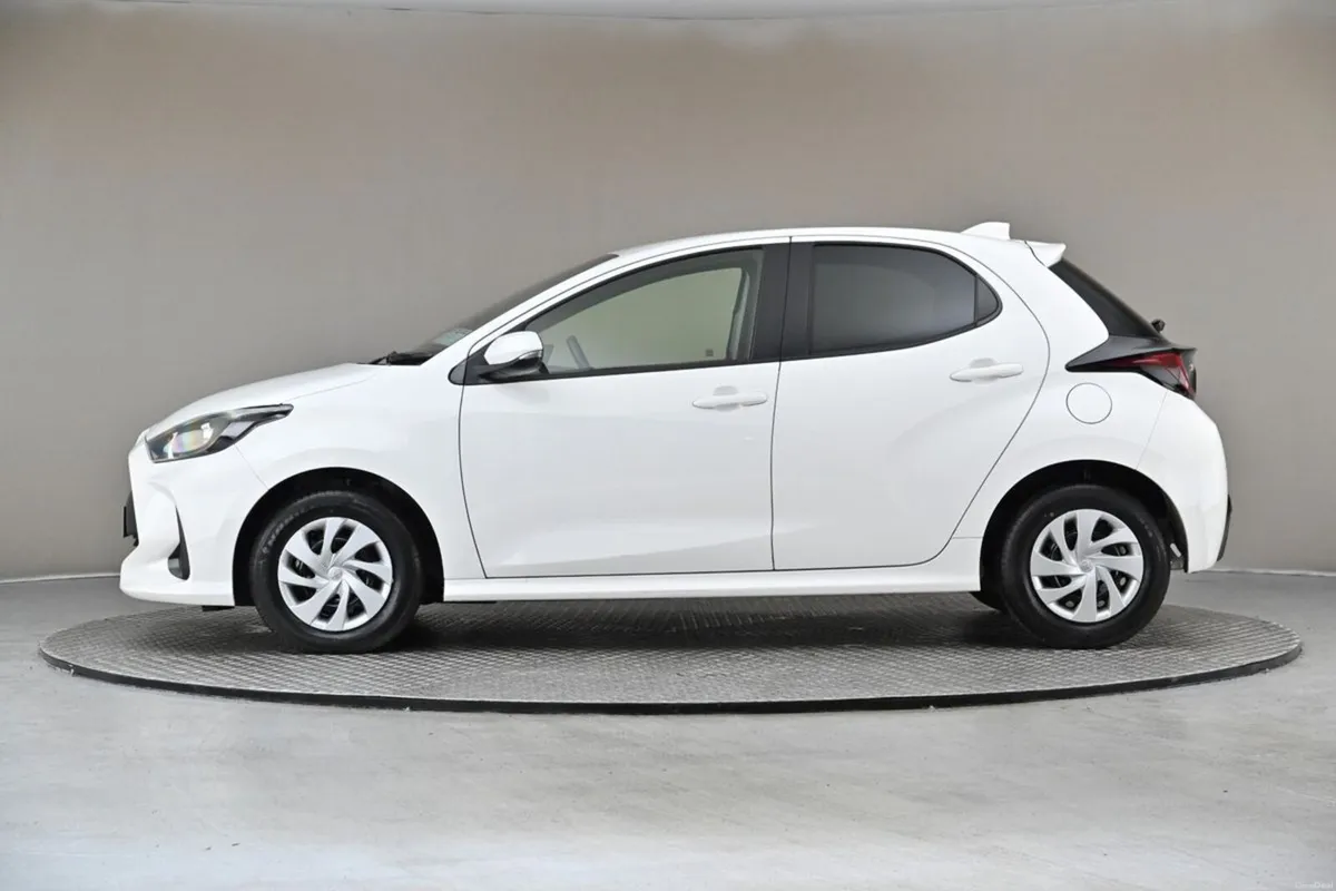 Toyota Yaris 1.5 PETROL HYBRID **REVERSE CAM** - Image 5