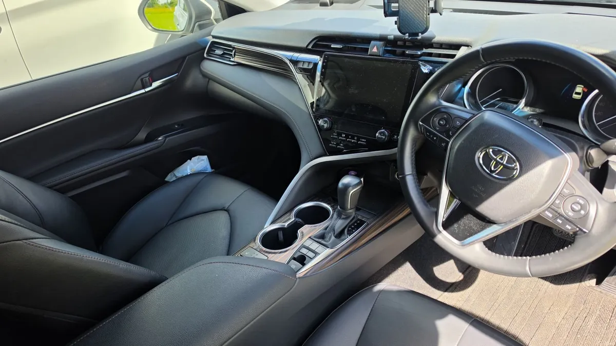 Toyota Camry 2019 - Image 2