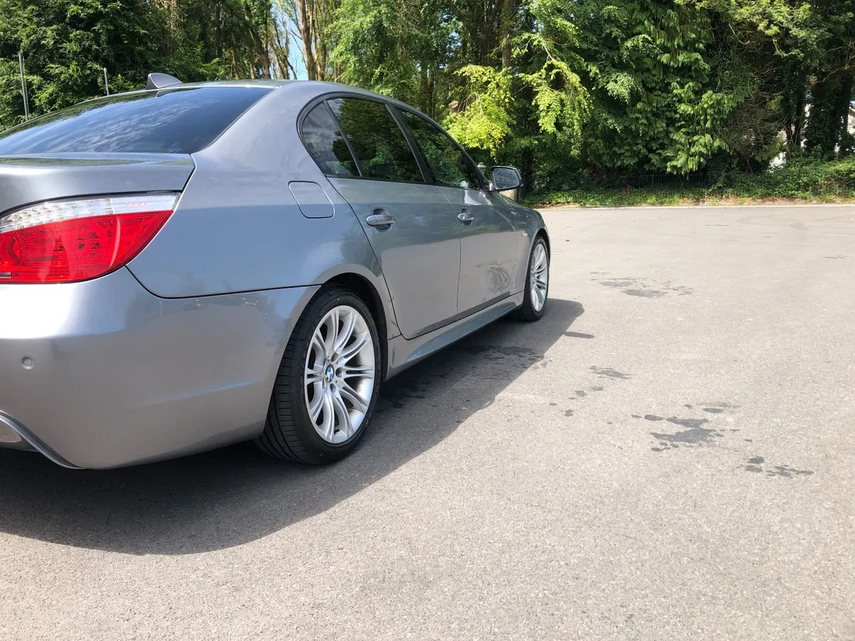 BMW 5-Series 2010 - Image 2
