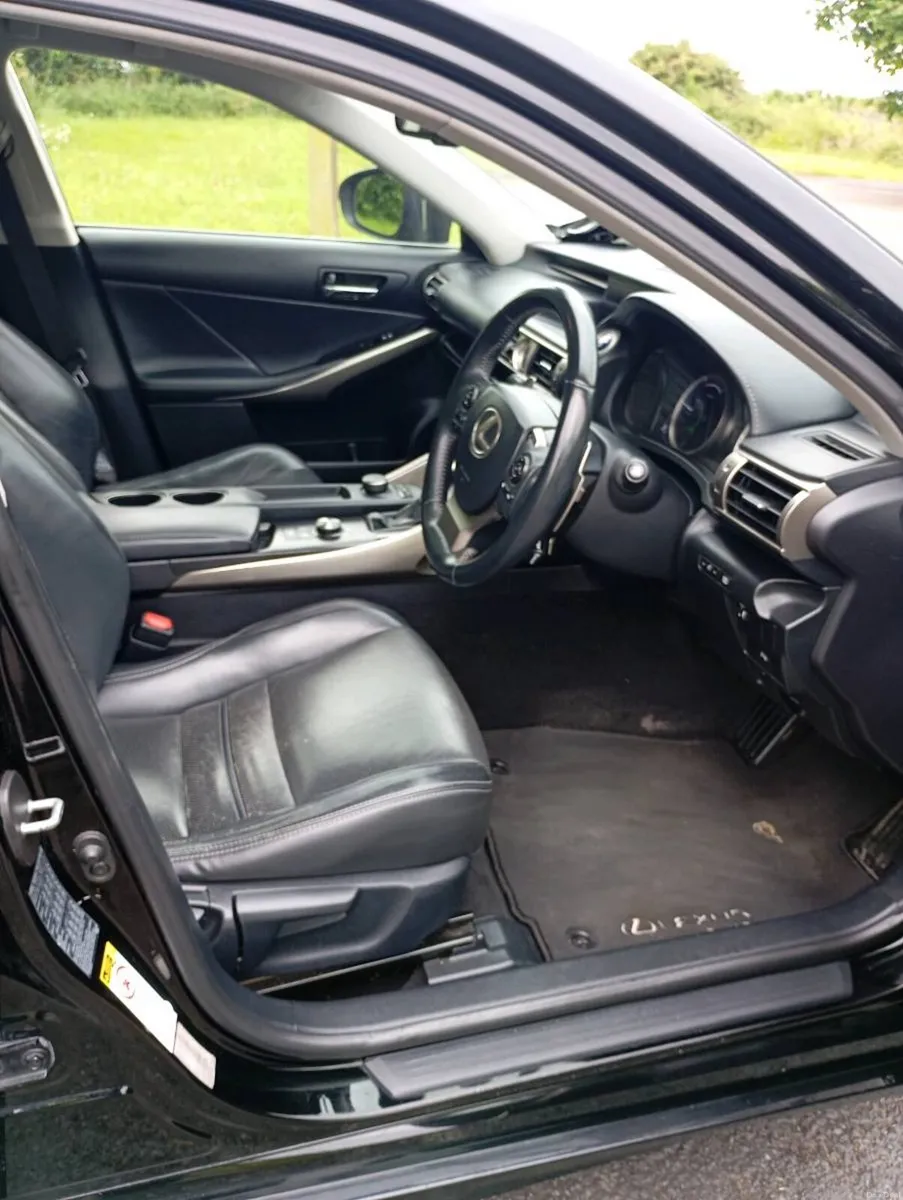 Lexus is 300H hybrid - Image 4
