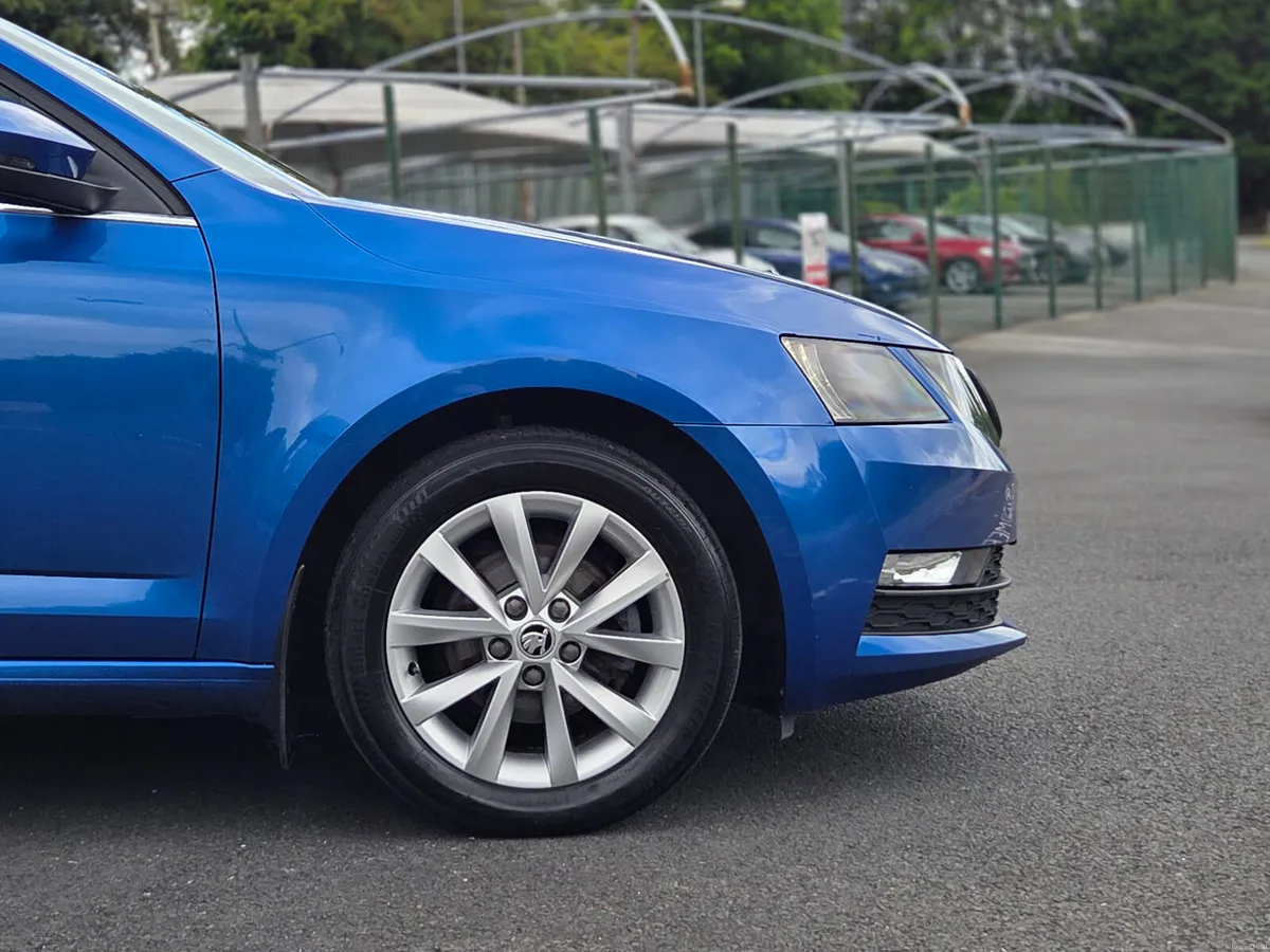 **Low KMs** Auto - Skoda Octavia TDi - Image 3