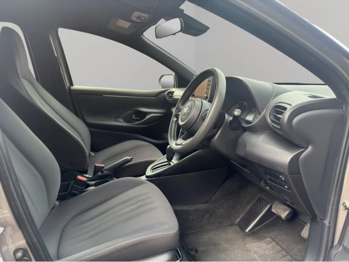 Toyota Yaris 1.5  SELF CHARGING HYBRID  AUTOMATIC - Image 4
