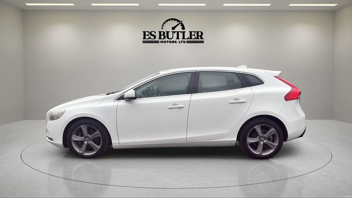 2014 Volvo V40 1.6L AUTO ONLY/LOW KMS 1YR WARRANTY - Image 2