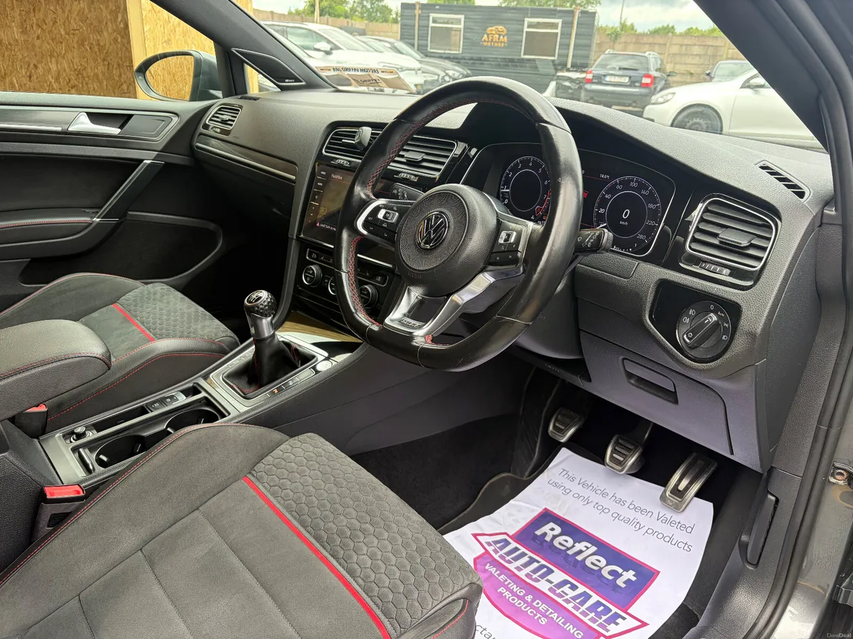 Volkswagen Golf GTI Manual Performance pack - Image 4