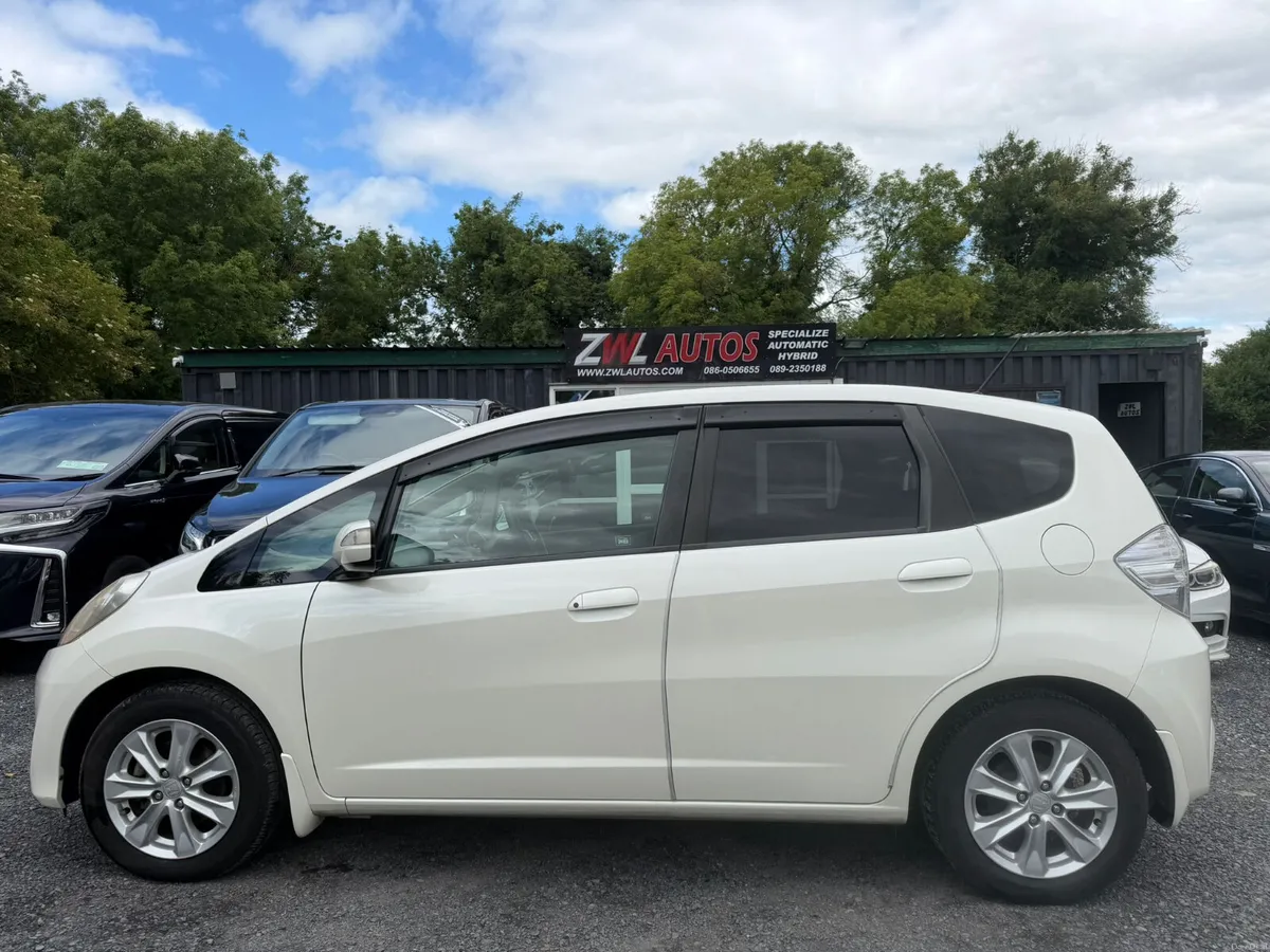10 HONDA FIT HYBRID 1.3 - Image 4