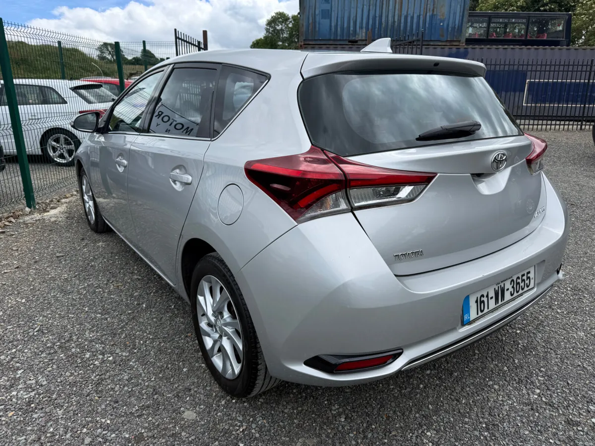 Toyota Auris 2016 - Image 2
