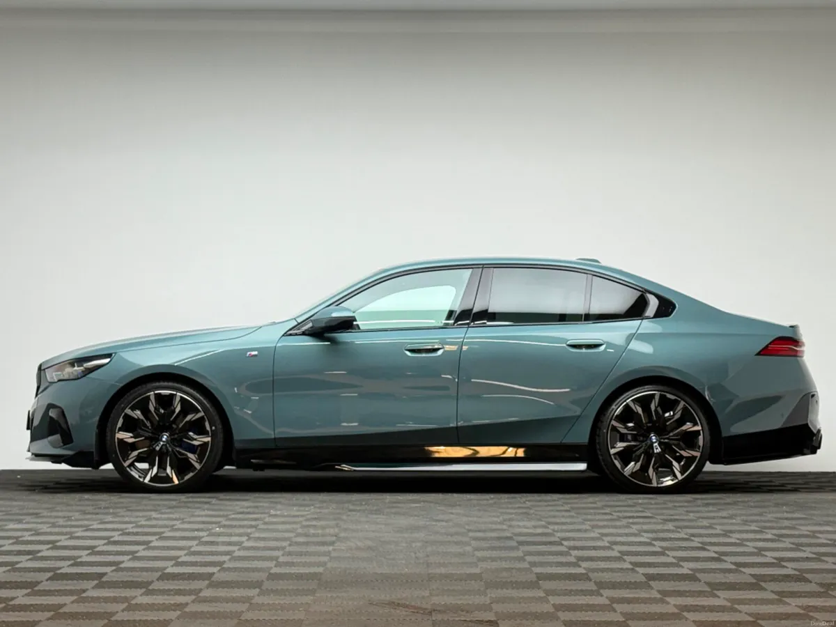 BMW i5 EDRIVE40 M SPORT - Image 4