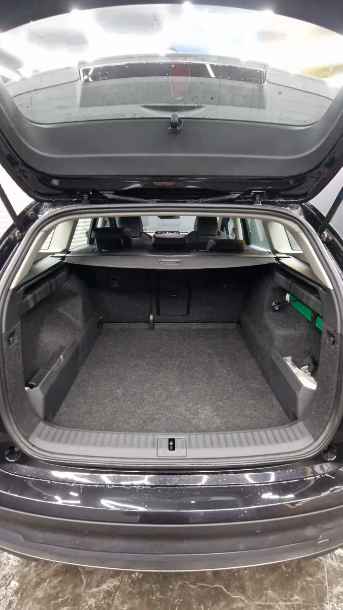 SKODA ENYAQ 2022 62.00 kWh - Image 6