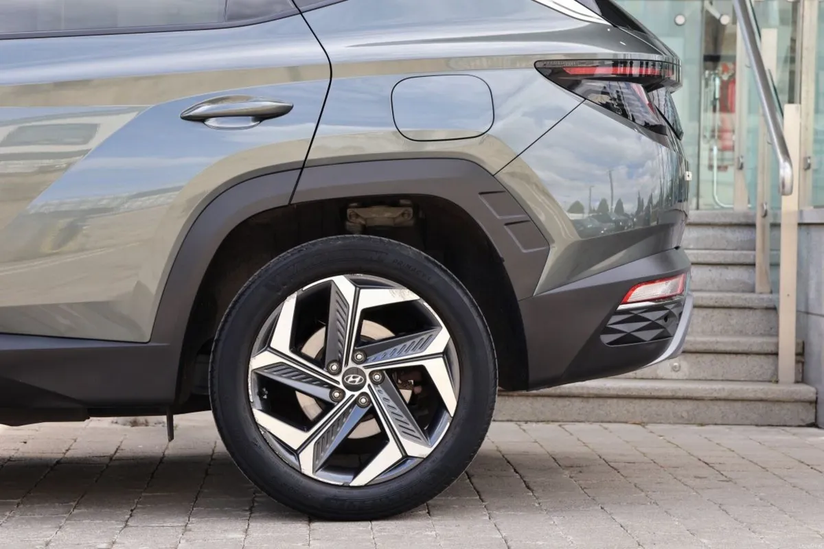 Hyundai Tucson 2WD Executive Plus HEV Auto 2 Tone - Image 4