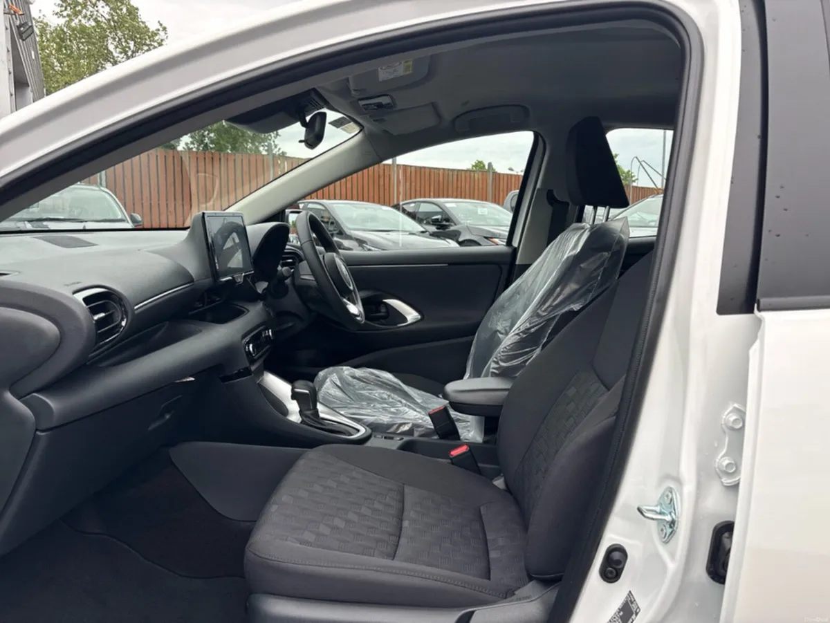 Toyota Yaris HEV LUNA 4DR AUTO - Image 6