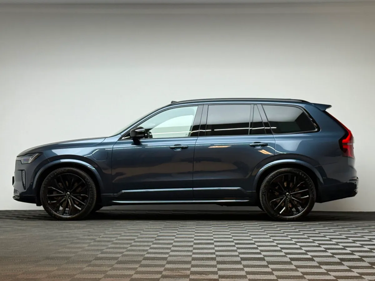 Volvo XC90 T8 ULTRA BLACK EDITION AWD *7 SEATS* - Image 4