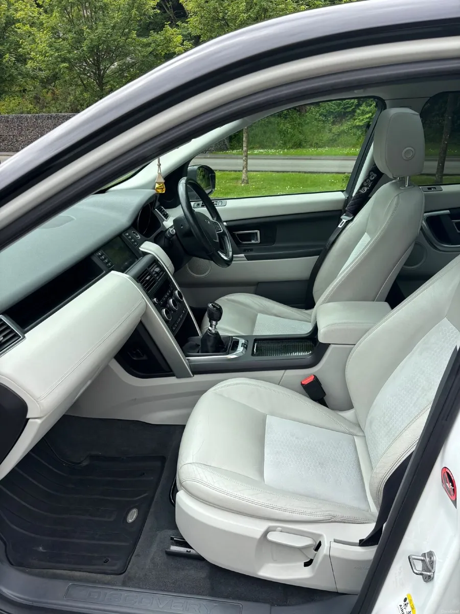 Land Rover Discovery Sport 2016 - Image 2