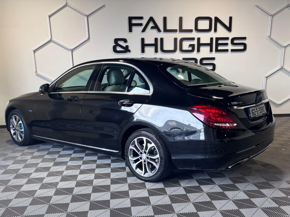 MERCEDES-BENZ C-CLASS C350e // LOW KMS - Image 4