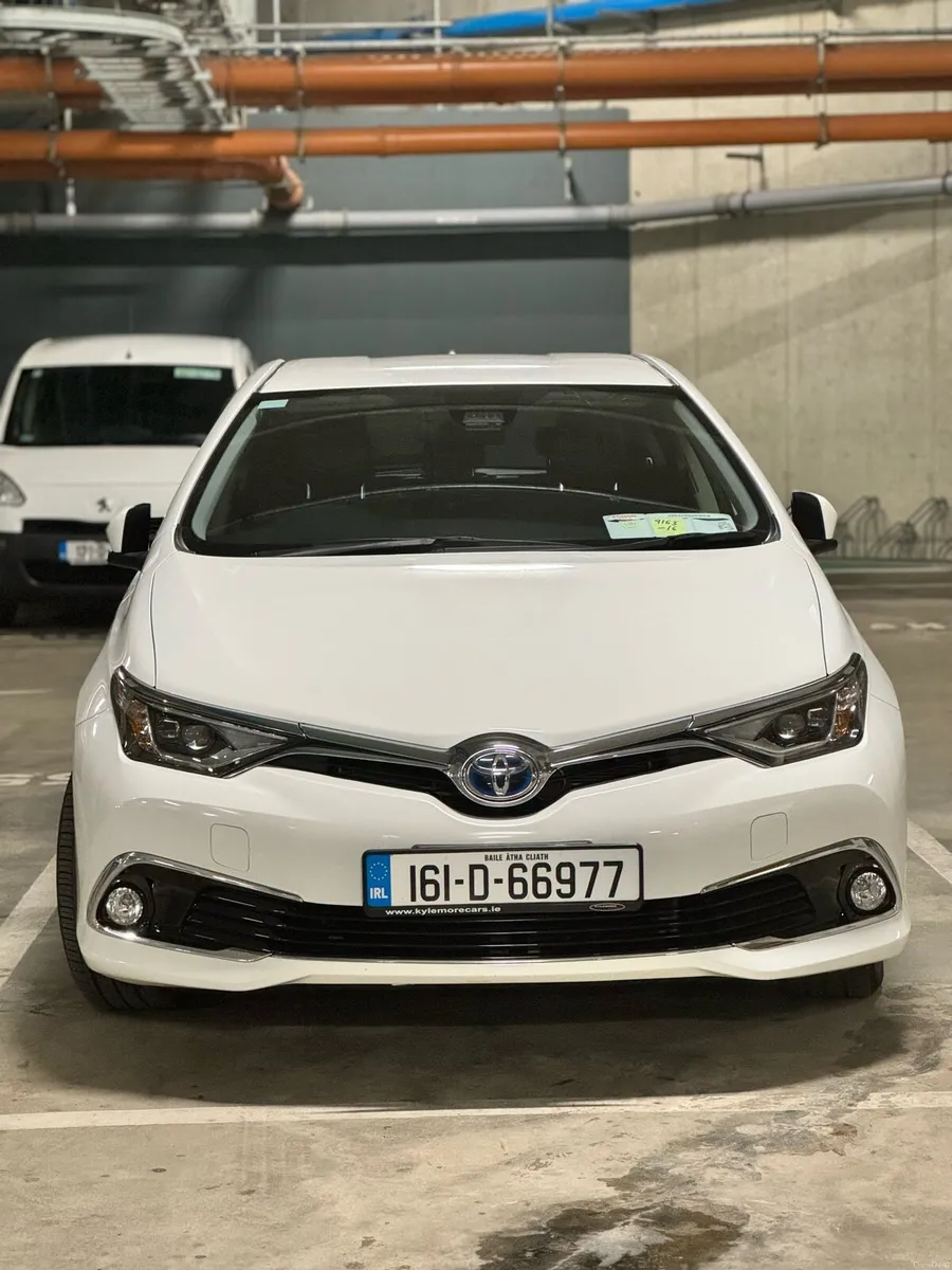 Auris 2016 Petrol Hybrid 1.8 - Image 1