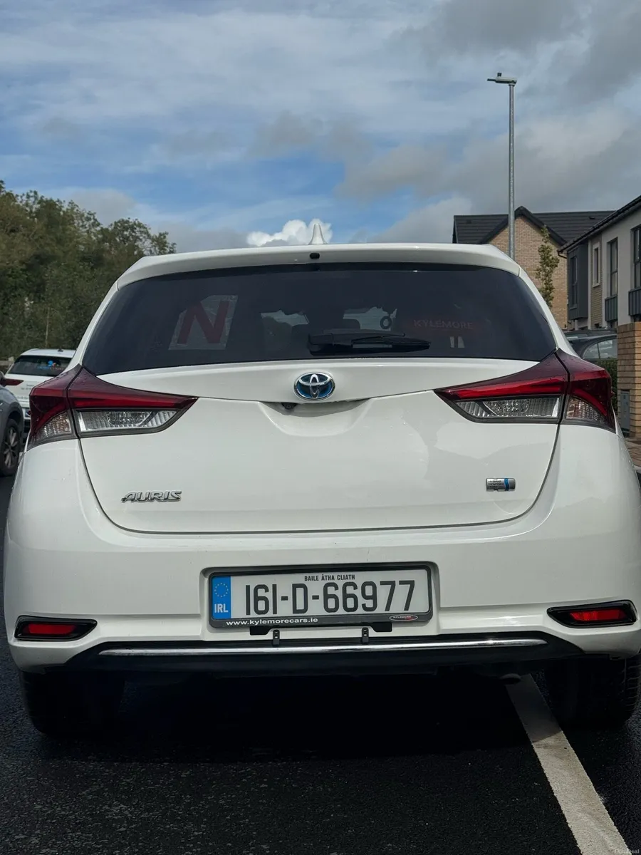 Auris 2016 Petrol Hybrid 1.8 - Image 3