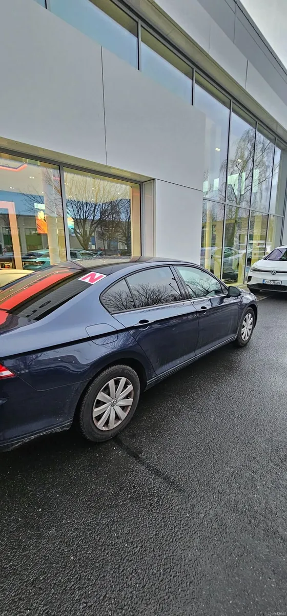 Volkswagen Passat 2016 - Image 2