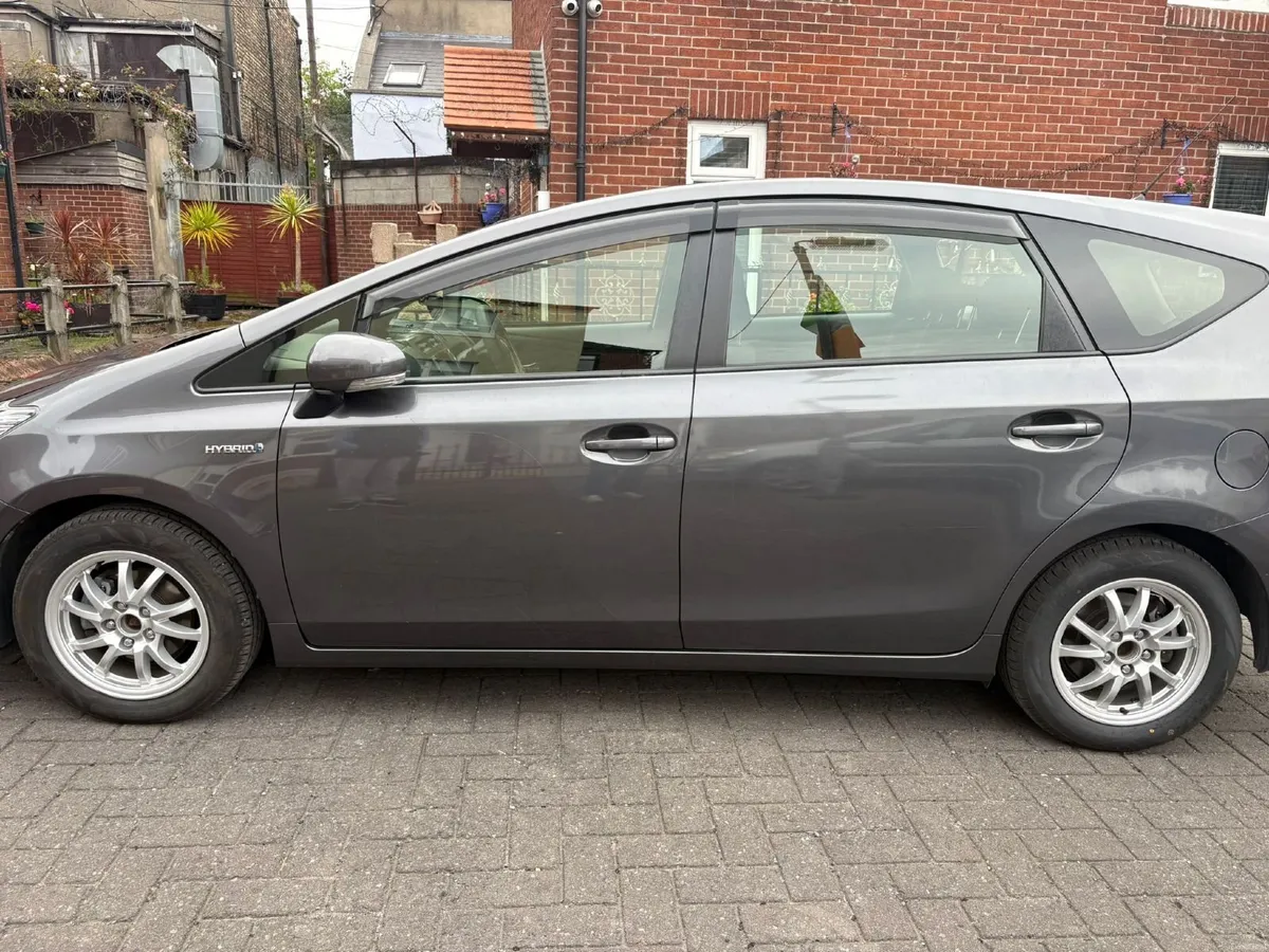 Toyota Prius 2015 - Image 2