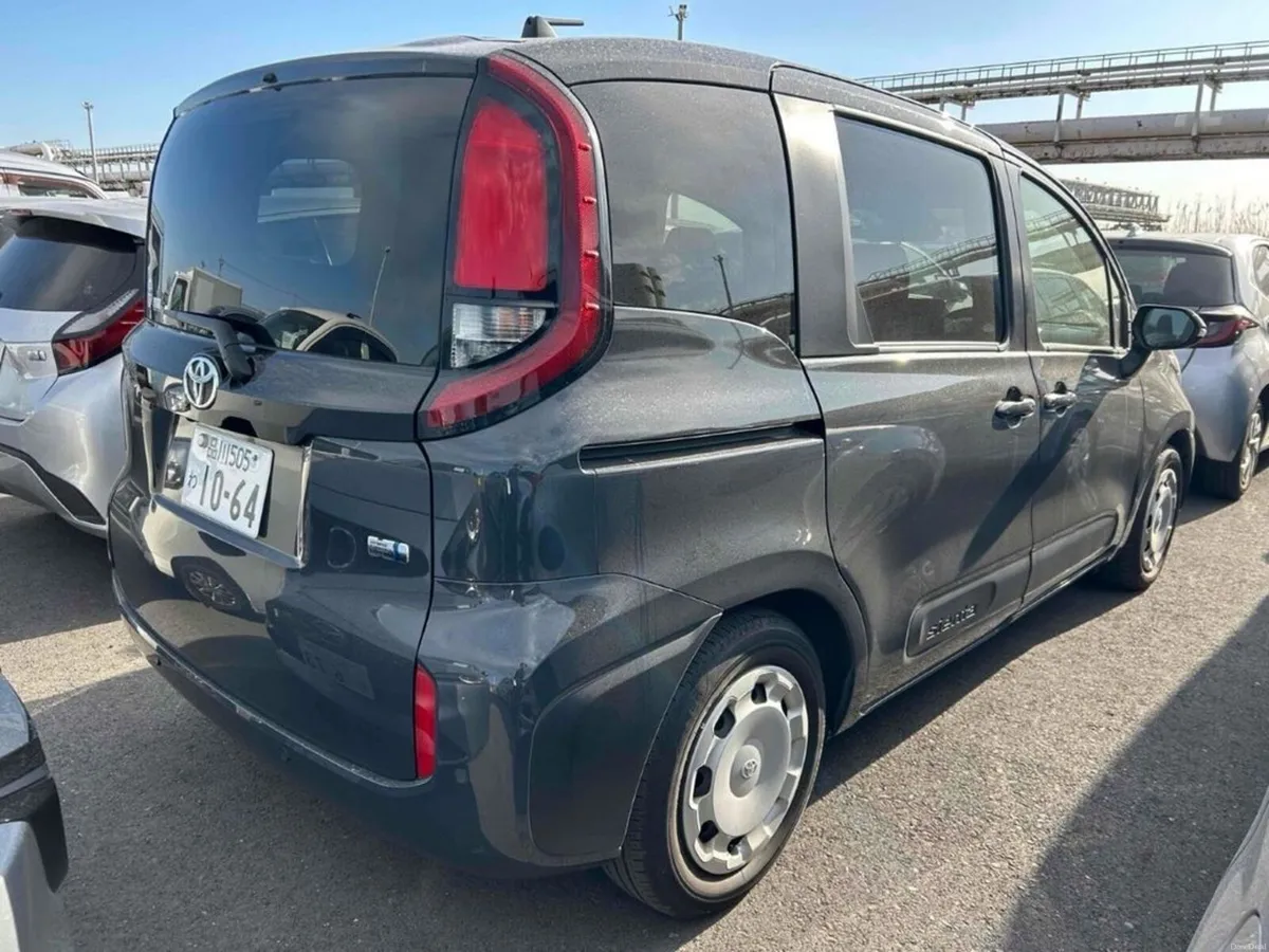 Toyota Sienta 1.5 HYBRID AUTOMATIC 7 SEATER - POWE - Image 2