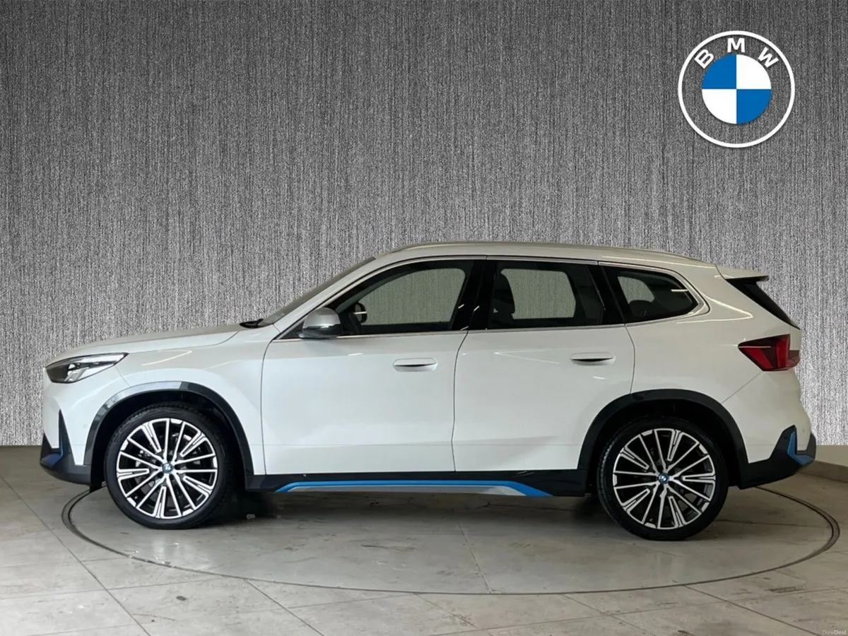 BMW iX1 xDrive30 xLine PAN ROOF - Image 4