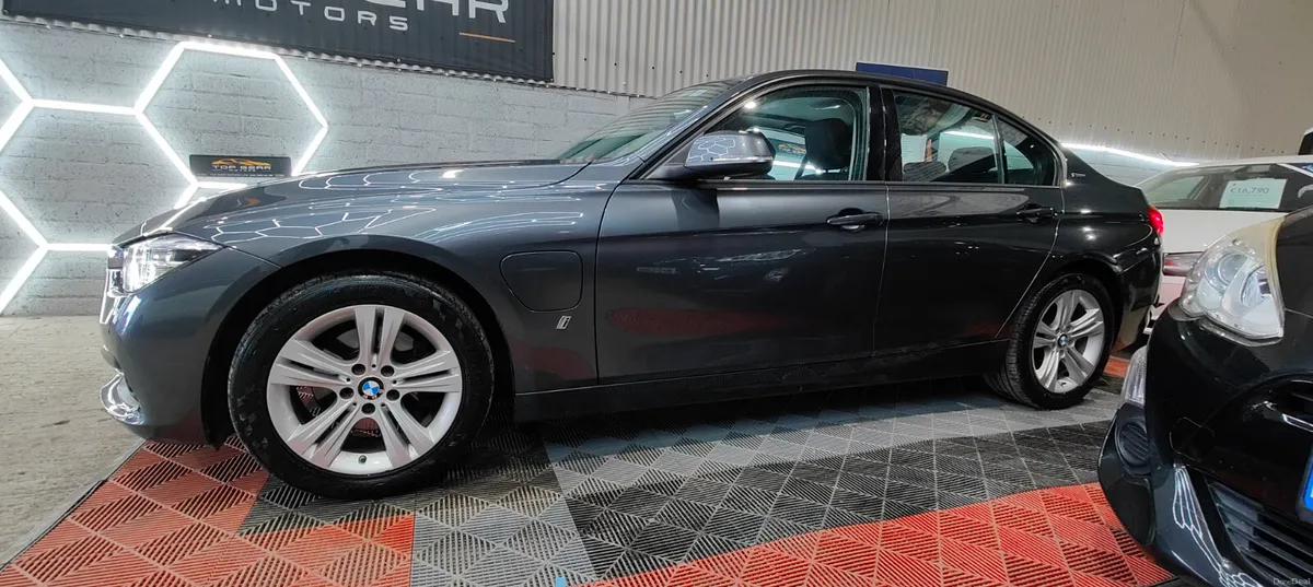 BMW 3-Series 2018 - 330e Sport - Image 6