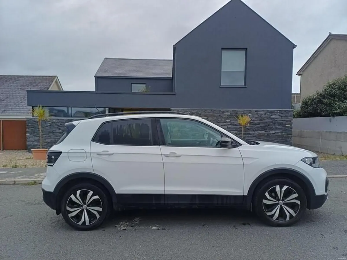 2019 Volkswagen Passat - Image 2
