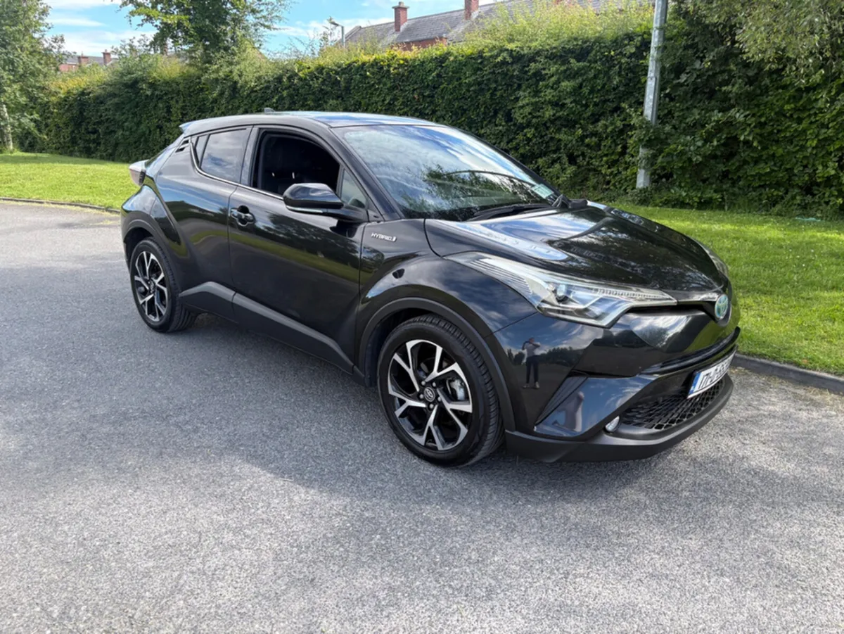 Toyota C-HR DAA-ZYX10 - Image 1