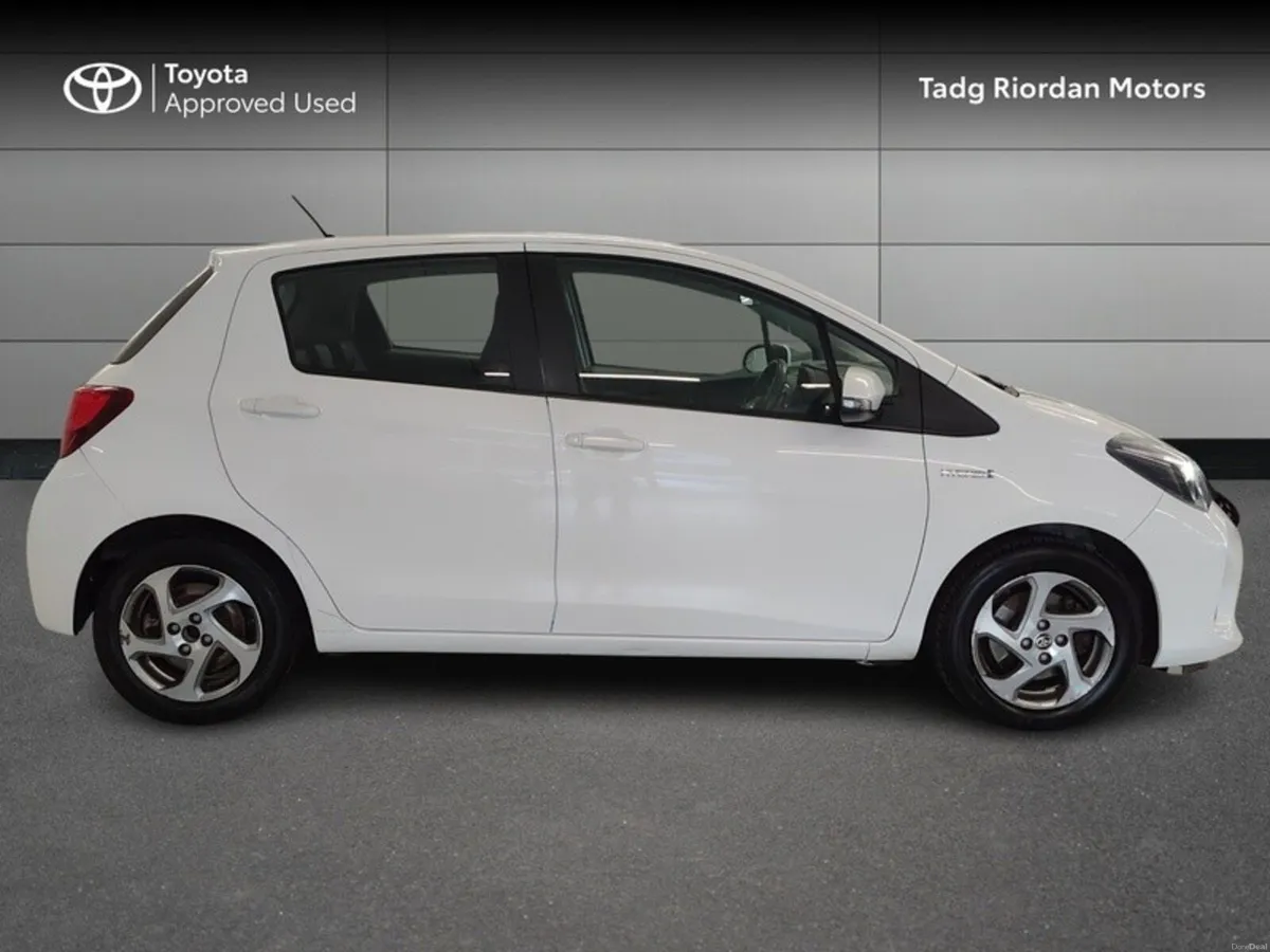 Toyota Yaris HYBRID LUXURY - Image 3