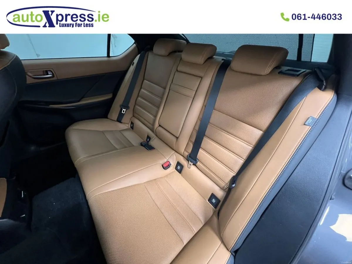 Lexus IS IS300H VERSION L - Image 4