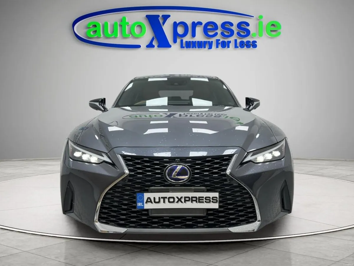 Lexus IS IS300H VERSION L - Image 3