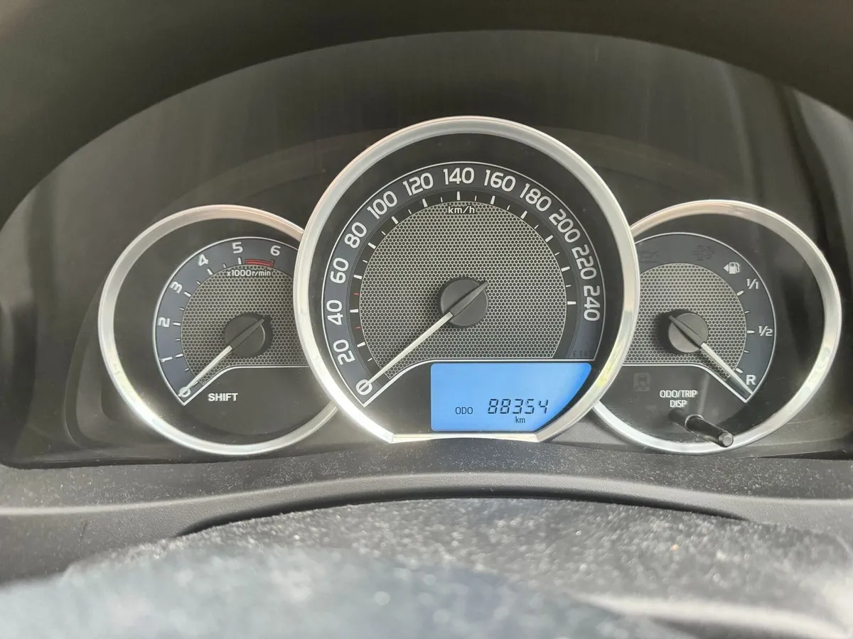 Toyota Auris 2013 - Image 2