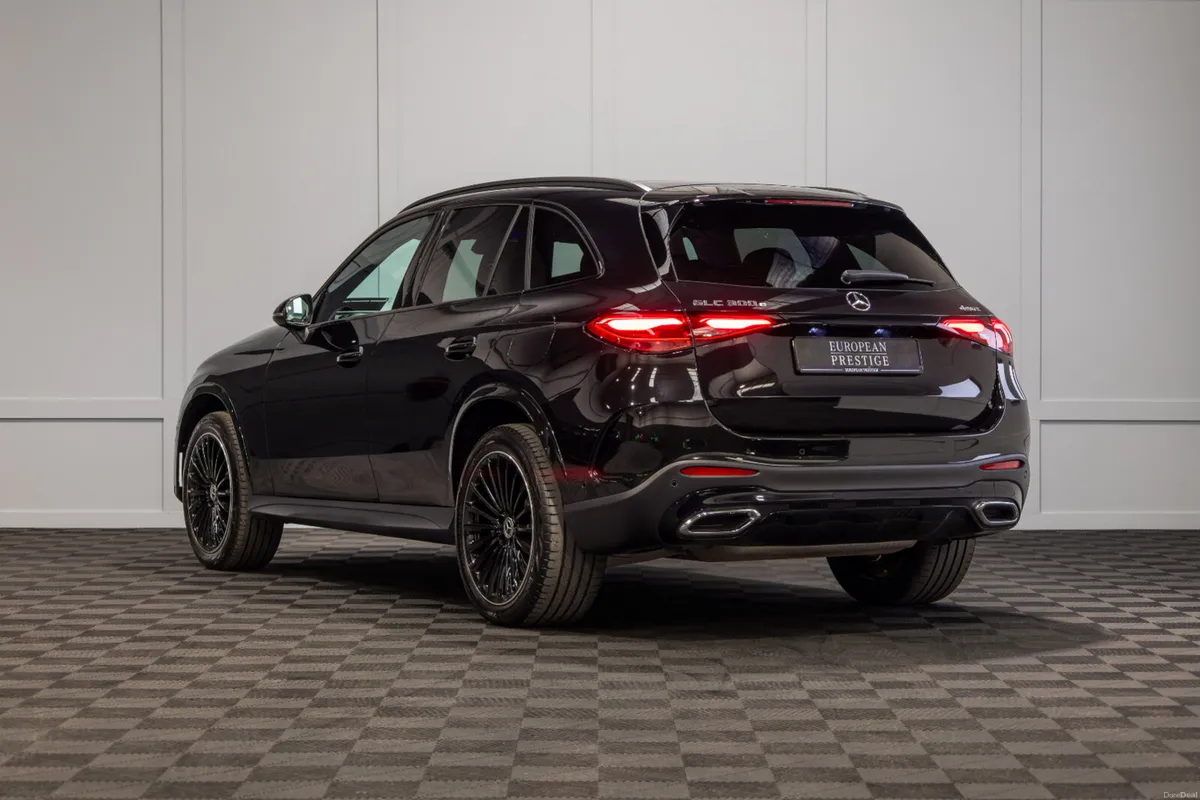 252 Mercedes-Benz GLC 300e Urban Edition - Image 4