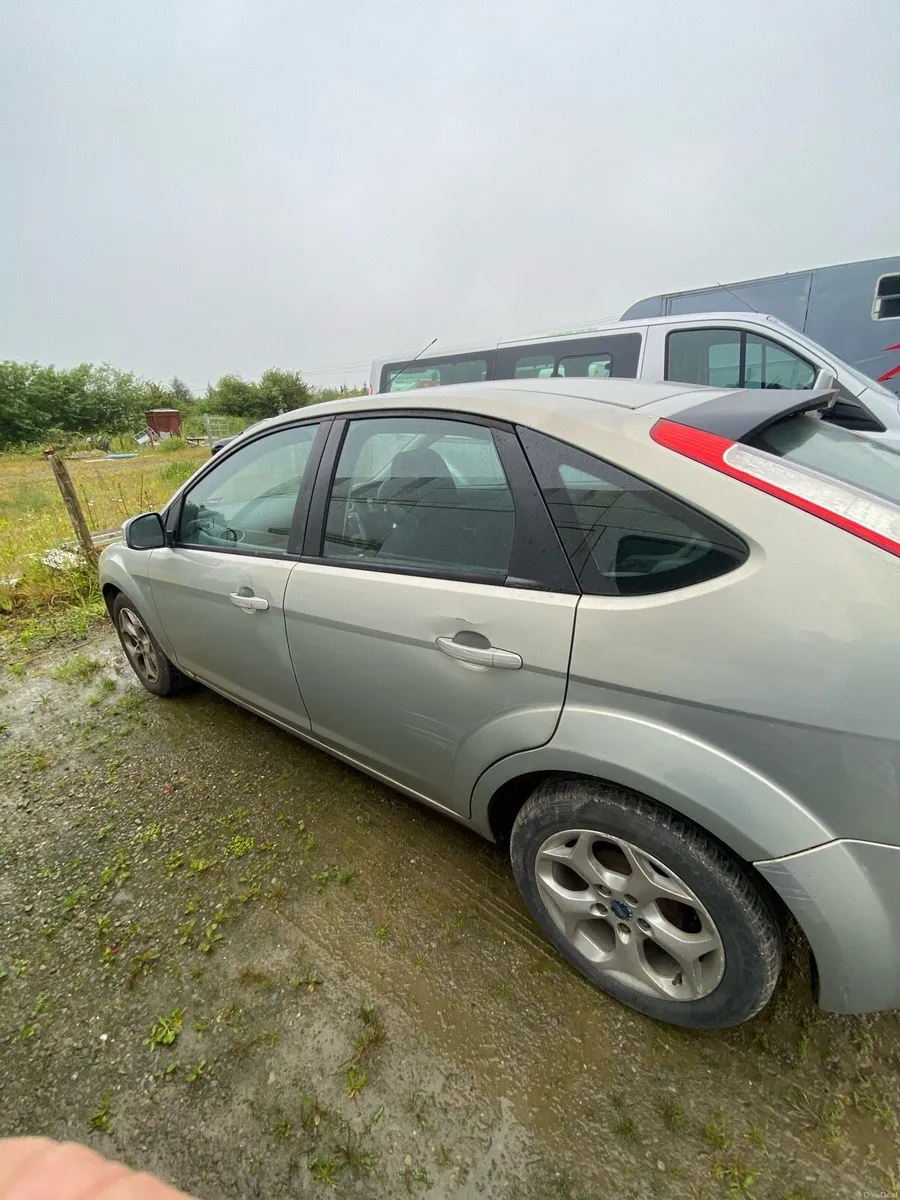 Ford Focus 2010 - Image 2