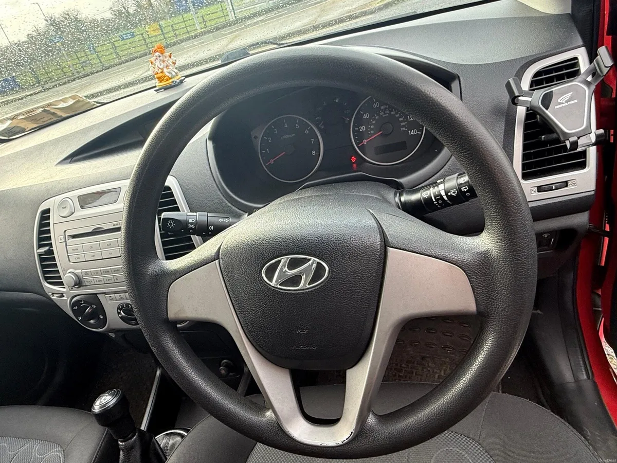2011 Red Hyundai i20 - Image 2