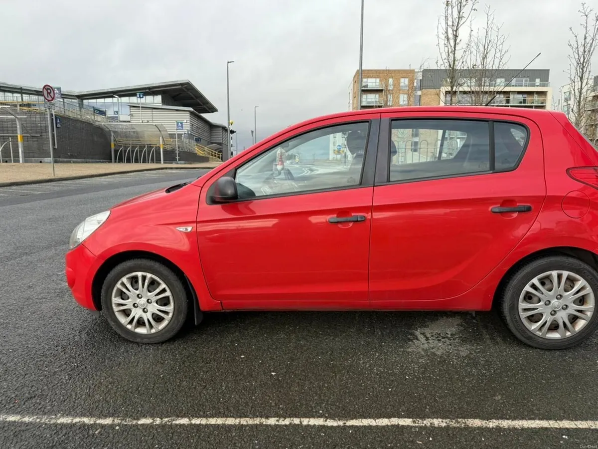 2011 Red Hyundai i20 - Image 4