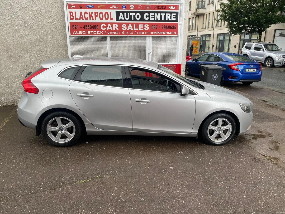 Volvo V40 2016 - Image 1