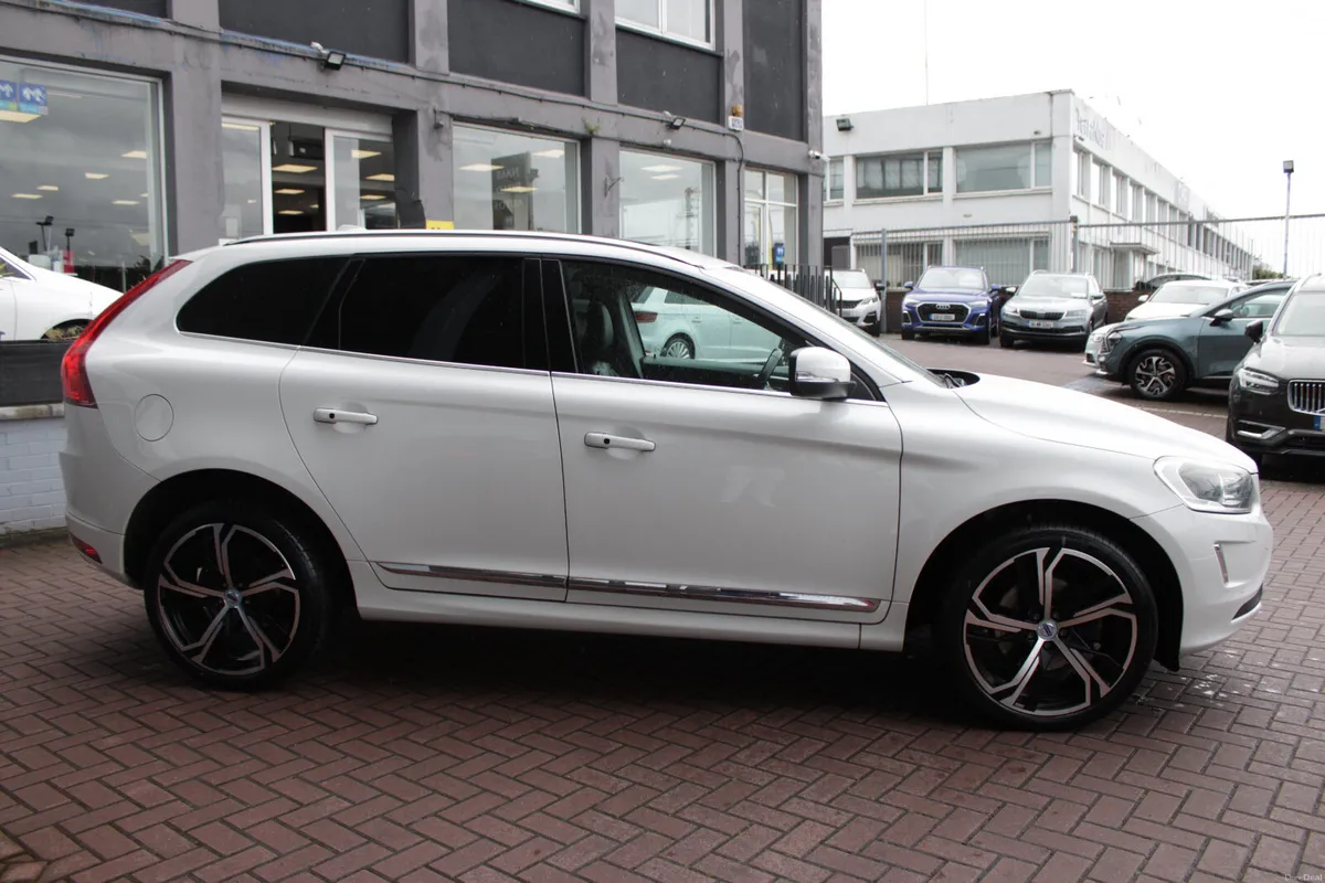 2017 VOLVO XC60 INSCRIPTION 5DR AUTO ESTATE - Image 3