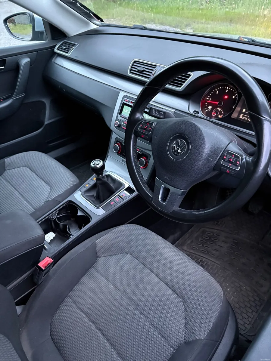 Volkswagen Passat 2011 - Image 4