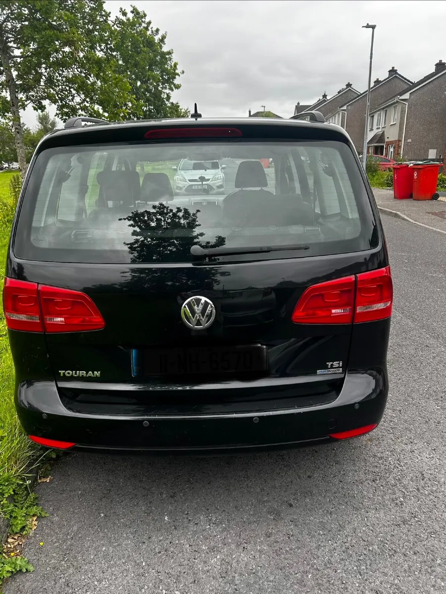 Volkswagen Touran 2011 - Image 2